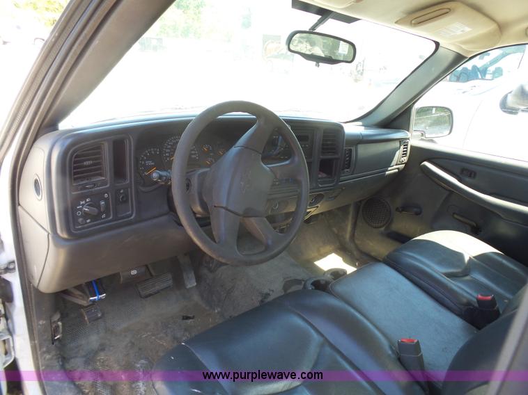 image for item L7037 2006 Chevrolet Silverado 1500 pickup truck