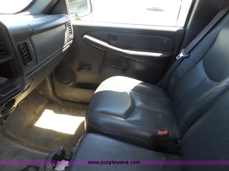 image for item L7037 2006 Chevrolet Silverado 1500 pickup truck