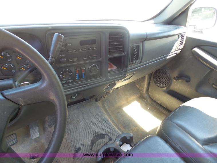 image for item L7037 2006 Chevrolet Silverado 1500 pickup truck