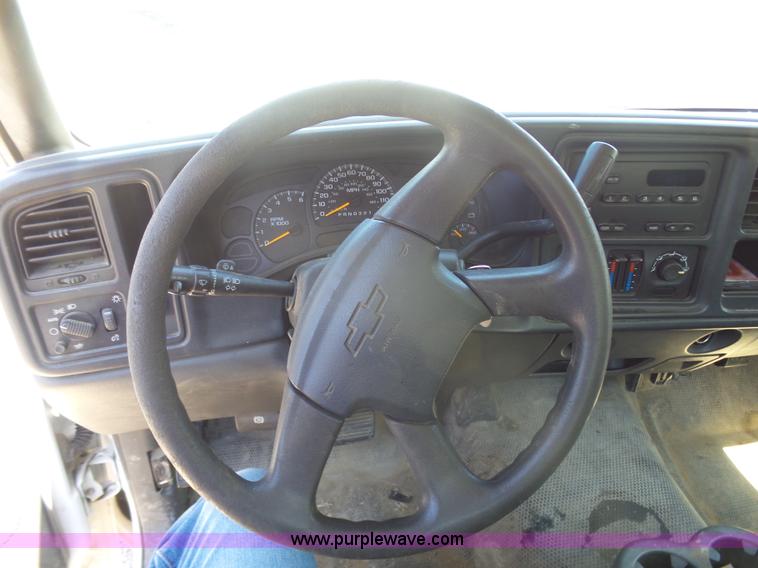 image for item L7037 2006 Chevrolet Silverado 1500 pickup truck