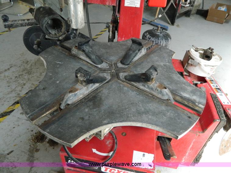 image for item BI9892 2005 Hunter TCS550 BPS tire machie