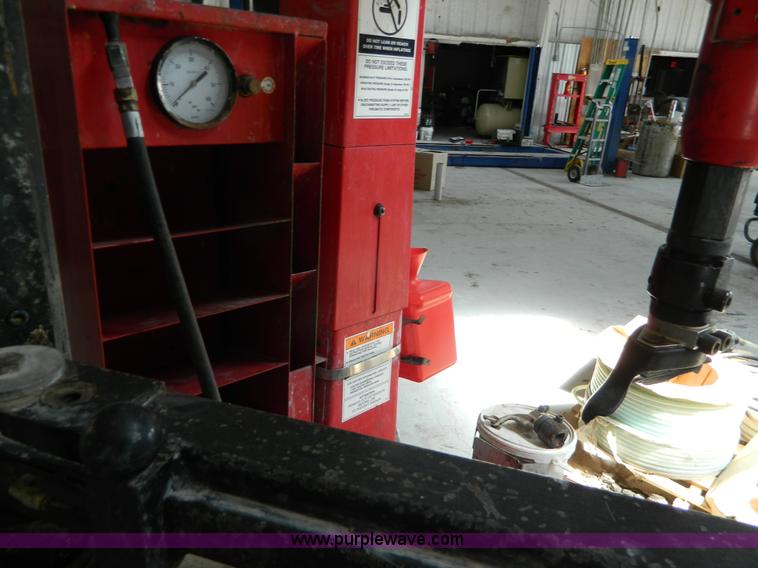 image for item BI9892 2005 Hunter TCS550 BPS tire machie