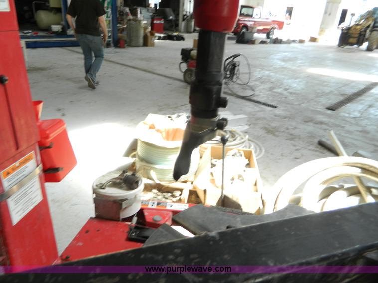 image for item BI9892 2005 Hunter TCS550 BPS tire machie