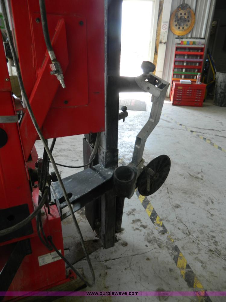 image for item BI9892 2005 Hunter TCS550 BPS tire machie