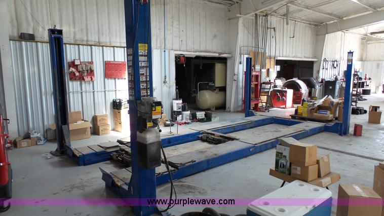 image for item K4104 2011 Forward Lift vehicle lift