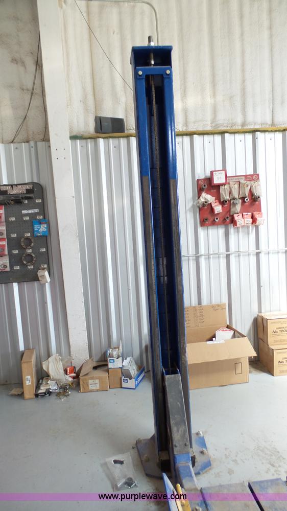 image for item K4104 2011 Forward Lift vehicle lift