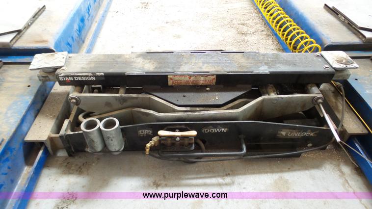 image for item K4104 2011 Forward Lift vehicle lift