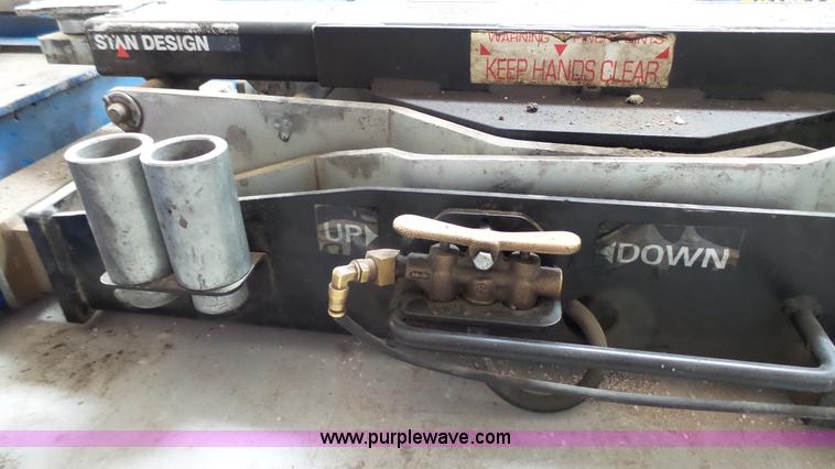 image for item K4104 2011 Forward Lift vehicle lift