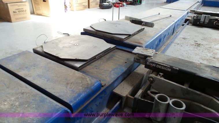 image for item K4104 2011 Forward Lift vehicle lift