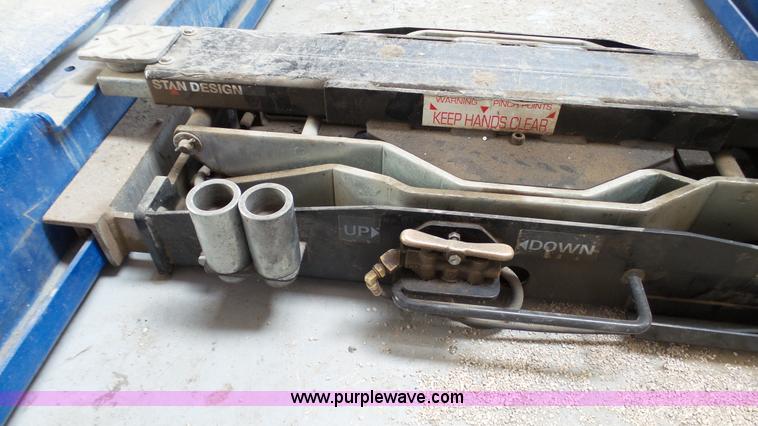 image for item K4104 2011 Forward Lift vehicle lift