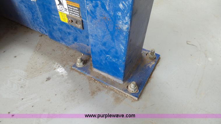 image for item K4104 2011 Forward Lift vehicle lift