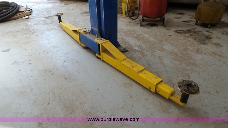 image for item K4110 2011 Forward Lift hydraulic vehicle lift