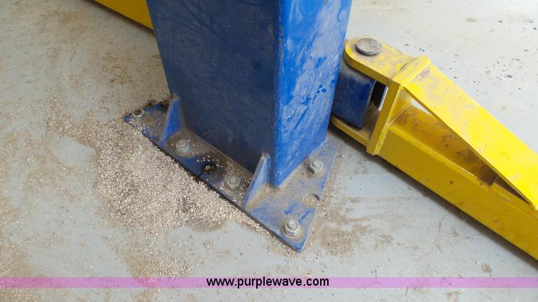 image for item K4110 2011 Forward Lift hydraulic vehicle lift