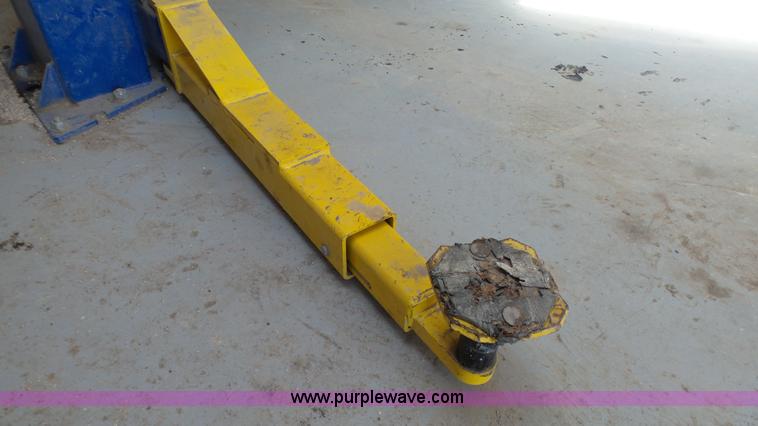 image for item K4110 2011 Forward Lift hydraulic vehicle lift