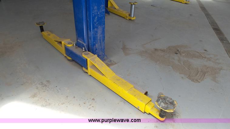 image for item K4110 2011 Forward Lift hydraulic vehicle lift