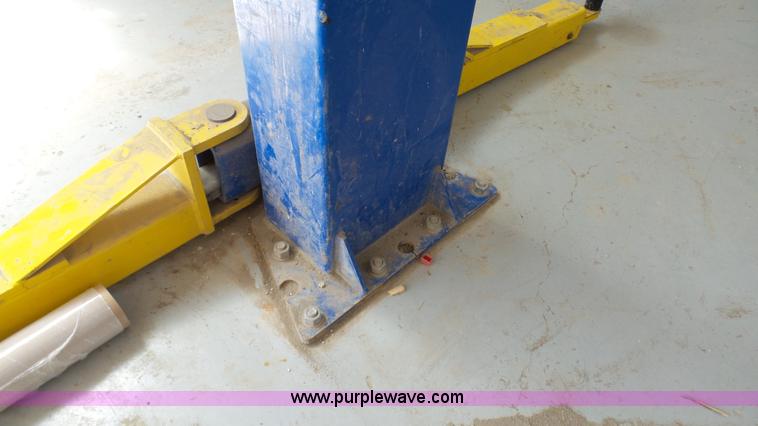 image for item K4110 2011 Forward Lift hydraulic vehicle lift