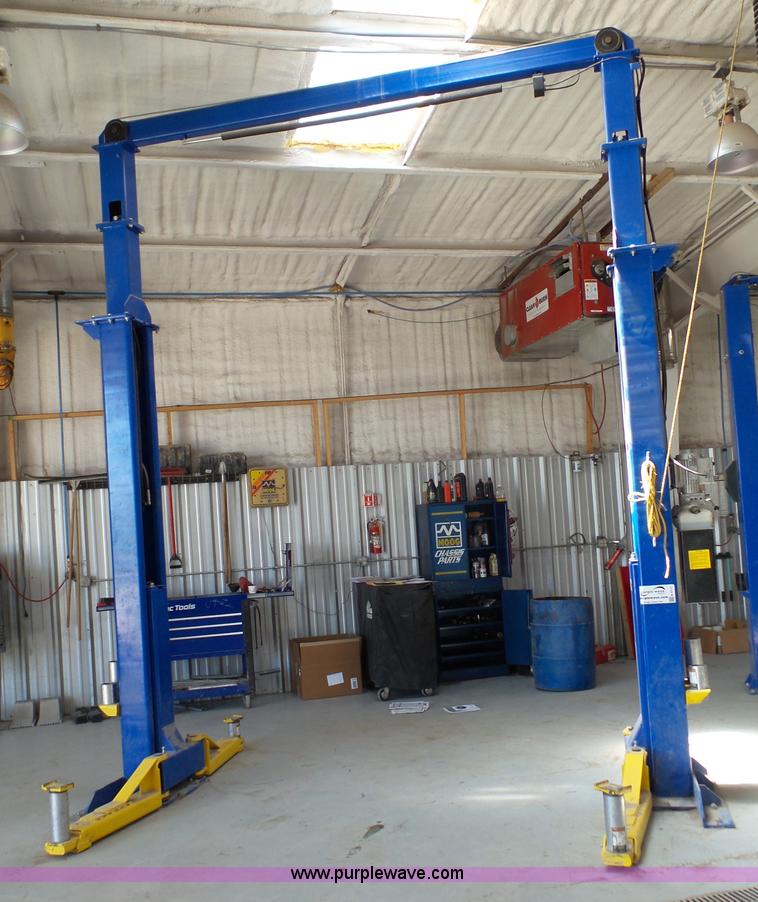 image for item K4111 2011 Forward Lift hydraulic vehicle lift