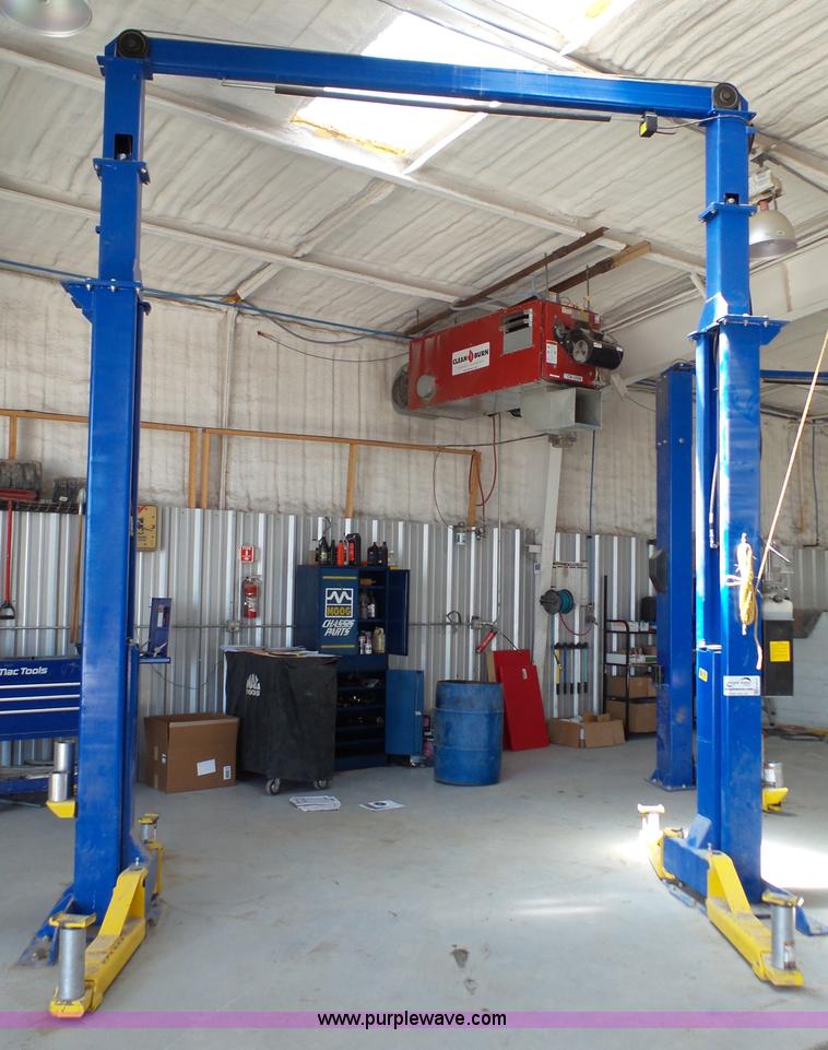 image for item K4111 2011 Forward Lift hydraulic vehicle lift