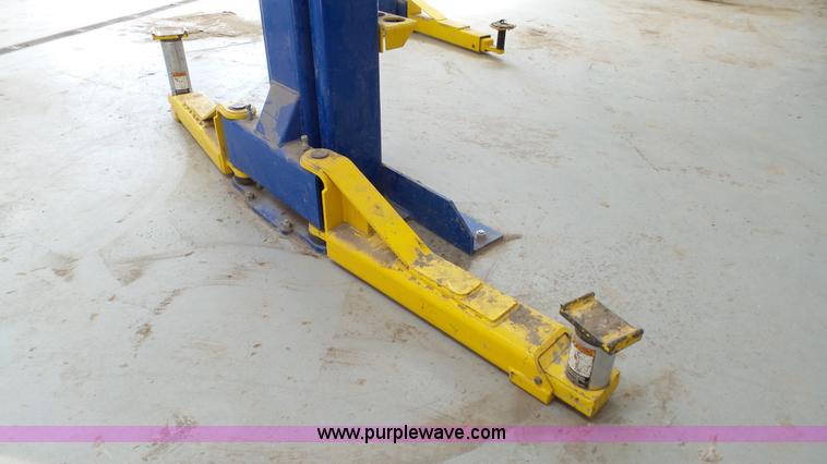 image for item K4111 2011 Forward Lift hydraulic vehicle lift