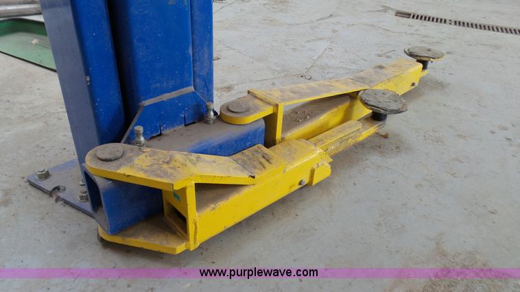image for item K4112 2011 Forward Lift hydraulic vehicle lift