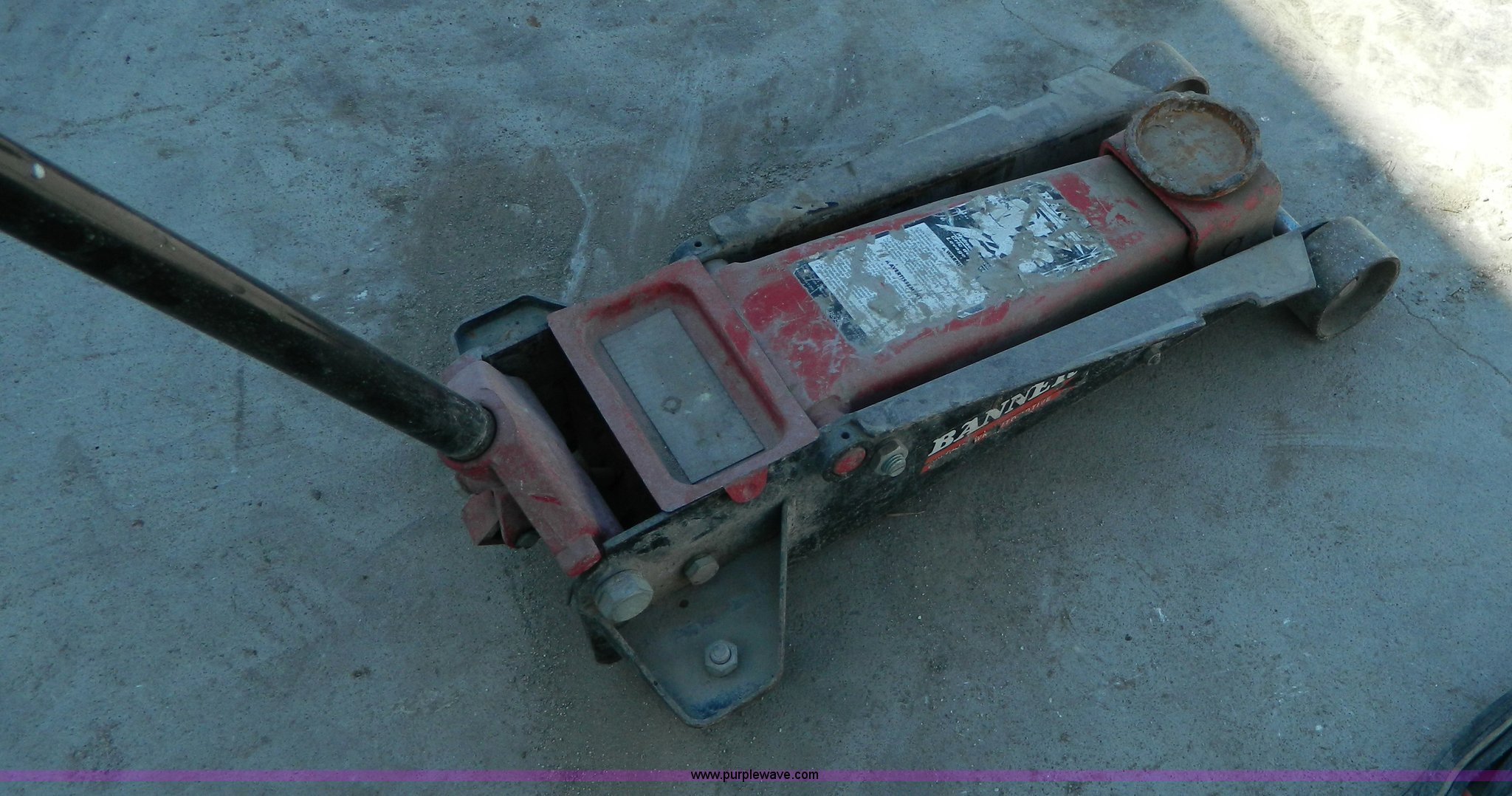 Banner 3.5 ton floor jack in Plainville, KS Item BI9981 sold Purple