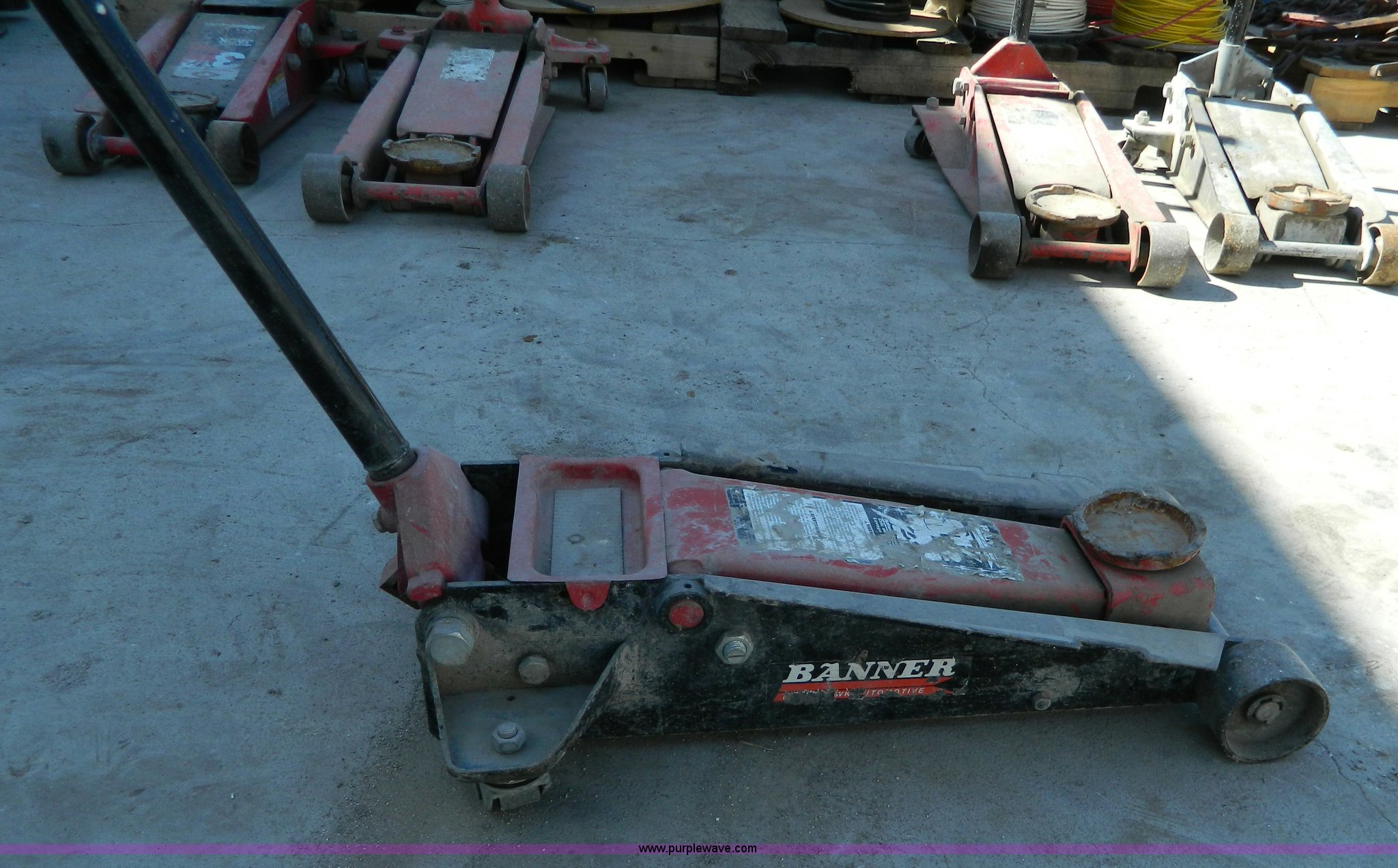 Banner 3.5 ton floor jack in Plainville, KS Item BI9981 sold Purple