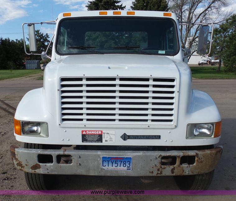 image for item AL9194 1995 International 4900 truck cab and chassis