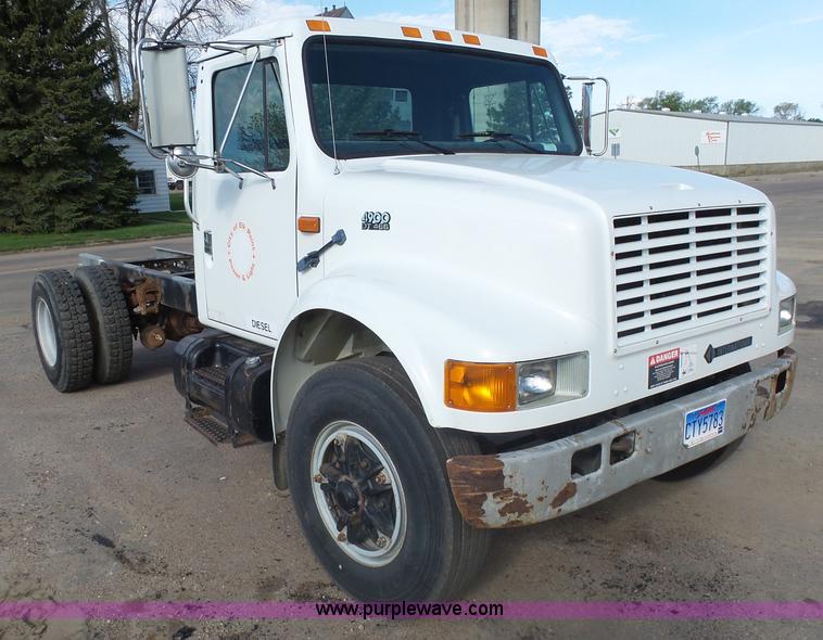 image for item AL9194 1995 International 4900 truck cab and chassis