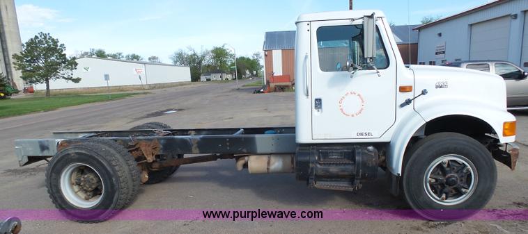 image for item AL9194 1995 International 4900 truck cab and chassis