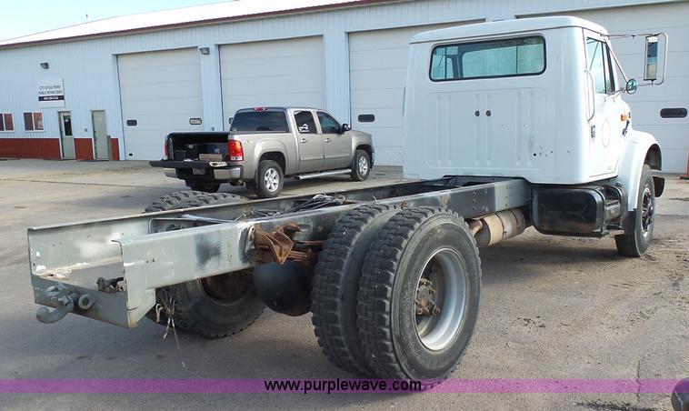 image for item AL9194 1995 International 4900 truck cab and chassis