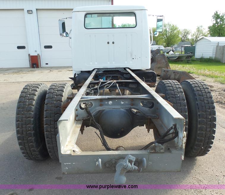 image for item AL9194 1995 International 4900 truck cab and chassis