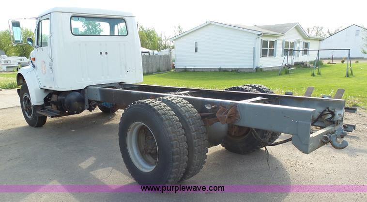 image for item AL9194 1995 International 4900 truck cab and chassis