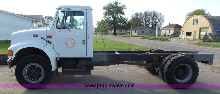image for item AL9194 1995 International 4900 truck cab and chassis