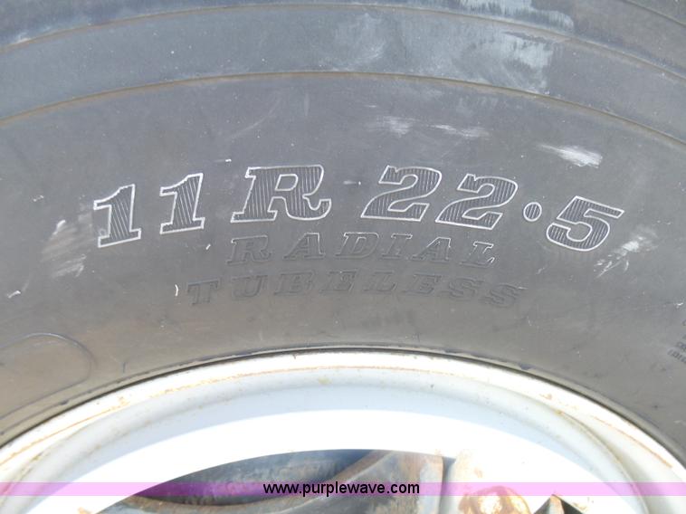 image for item AL9194 1995 International 4900 truck cab and chassis