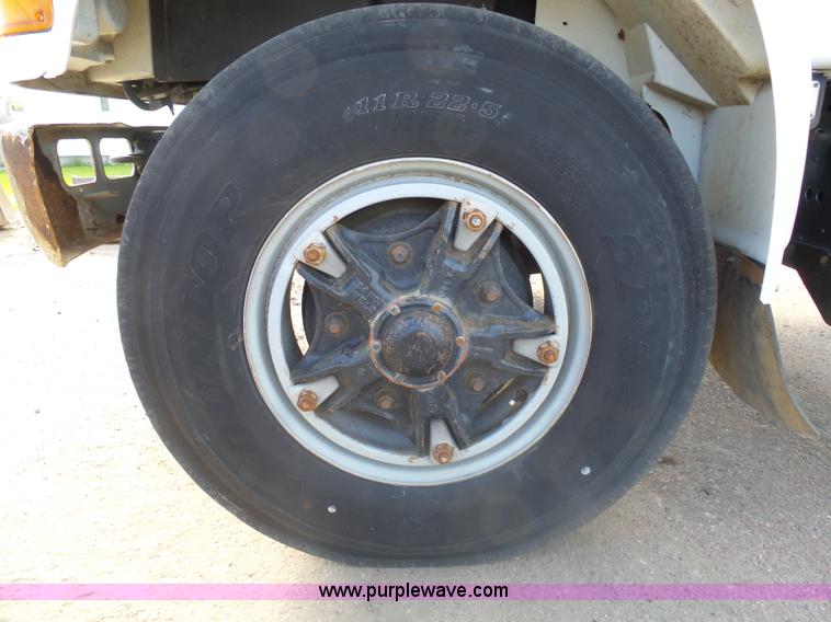 image for item AL9194 1995 International 4900 truck cab and chassis