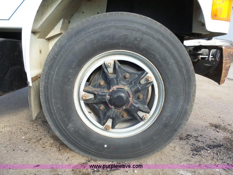 image for item AL9194 1995 International 4900 truck cab and chassis