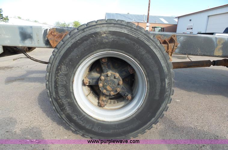 image for item AL9194 1995 International 4900 truck cab and chassis