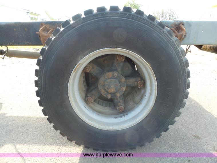 image for item AL9194 1995 International 4900 truck cab and chassis