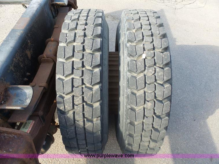 image for item AL9194 1995 International 4900 truck cab and chassis