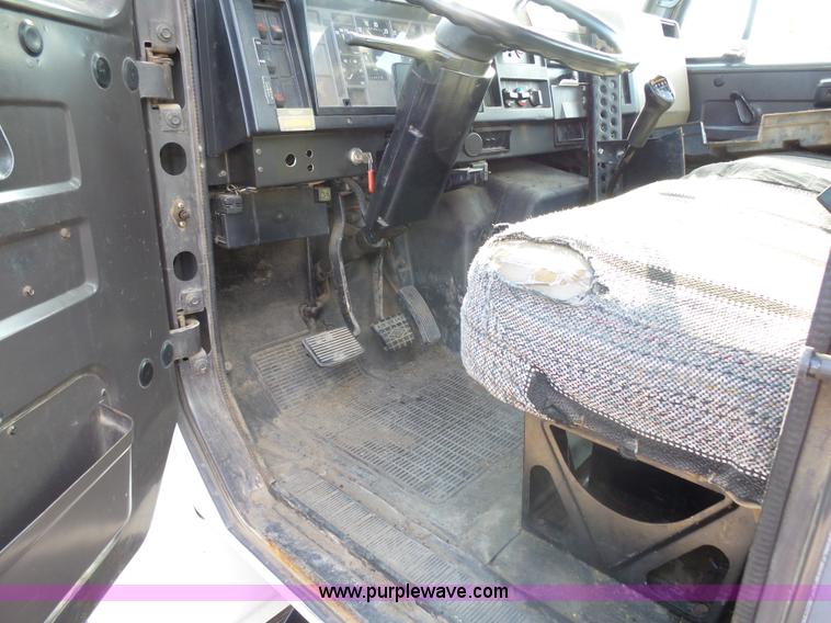 image for item AL9194 1995 International 4900 truck cab and chassis