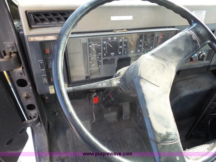 image for item AL9194 1995 International 4900 truck cab and chassis