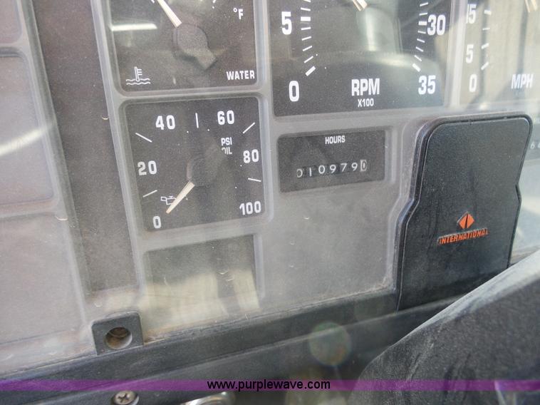 image for item AL9194 1995 International 4900 truck cab and chassis