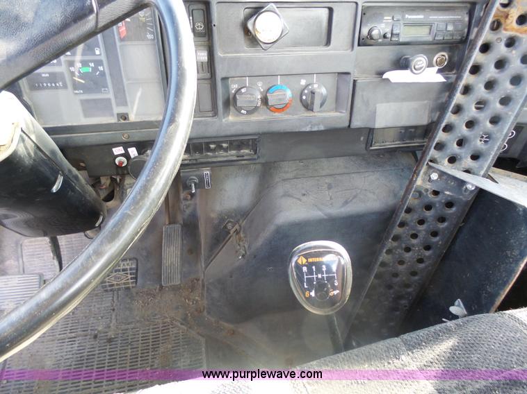 image for item AL9194 1995 International 4900 truck cab and chassis