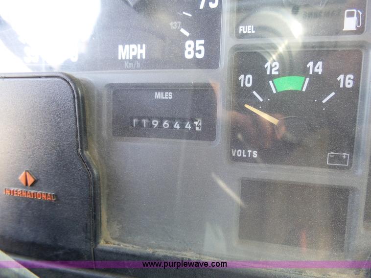 image for item AL9194 1995 International 4900 truck cab and chassis