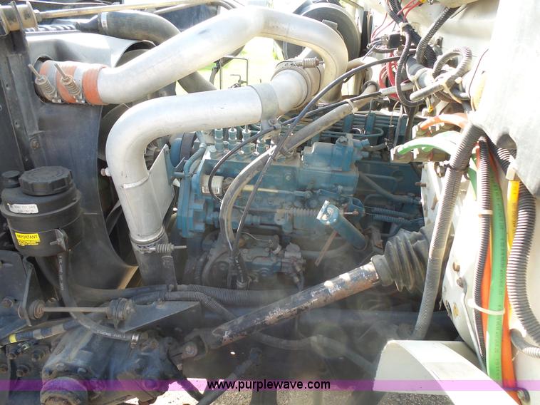 image for item AL9194 1995 International 4900 truck cab and chassis