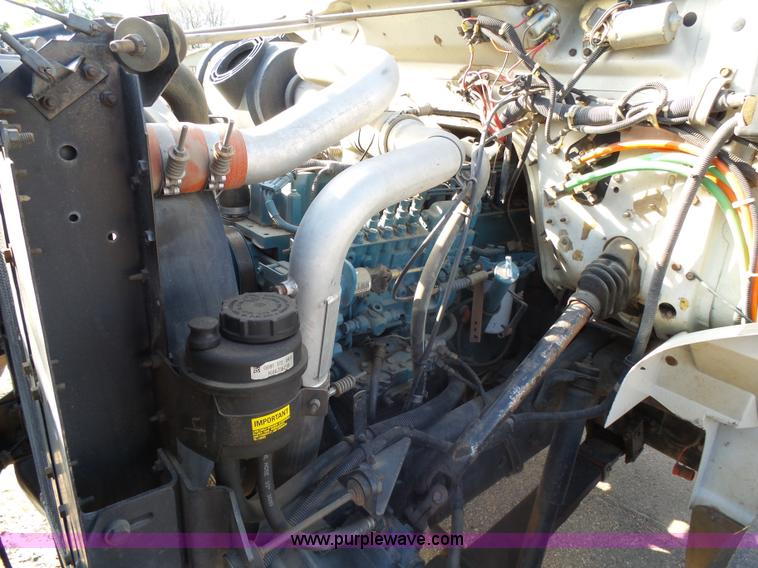 image for item AL9194 1995 International 4900 truck cab and chassis