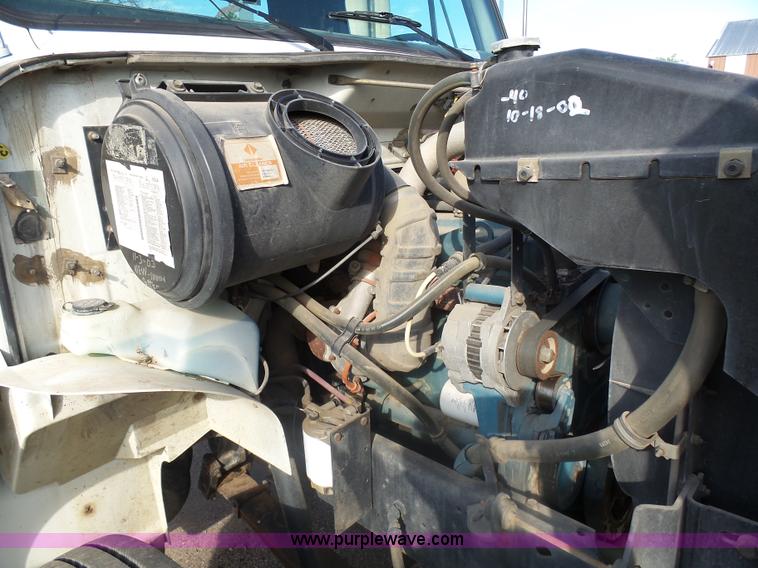 image for item AL9194 1995 International 4900 truck cab and chassis