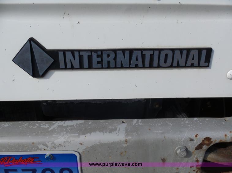 image for item AL9194 1995 International 4900 truck cab and chassis