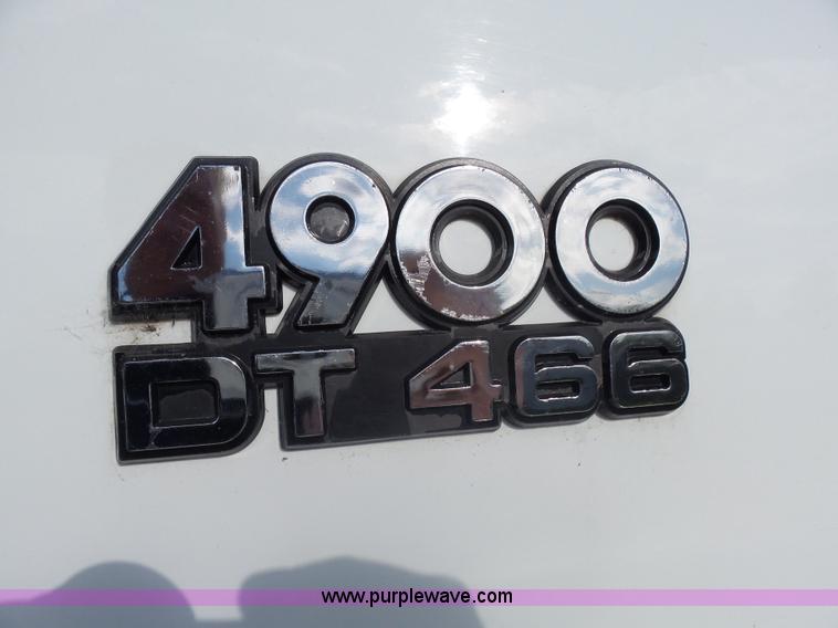 image for item AL9194 1995 International 4900 truck cab and chassis