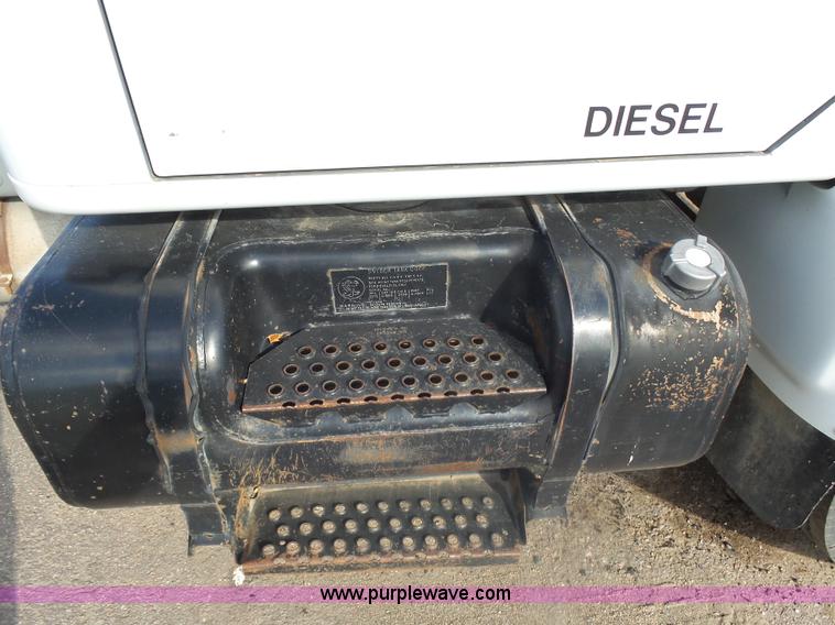 image for item AL9194 1995 International 4900 truck cab and chassis